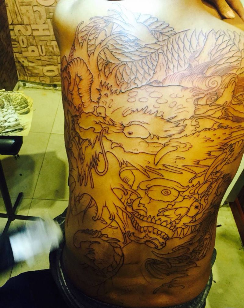 满背龙纹身图片