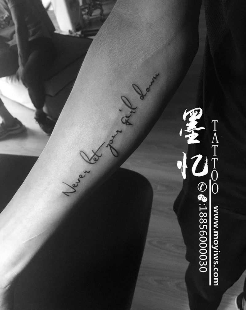 英文字母手臂纹身图片