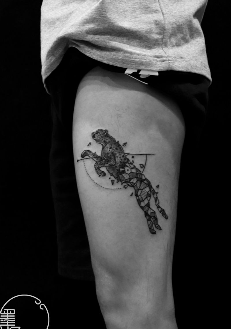 大腿几何豹子纹身图片