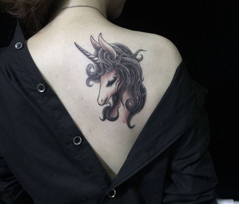 肩胛独角兽黑灰立体纹身图片_成品背部欧美动物纹身图案