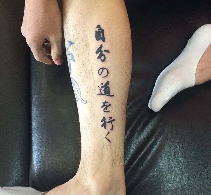 穿别人的鞋，走自己的路。纹身图片_成品腿部清新传统习俗字符静物纹身图案