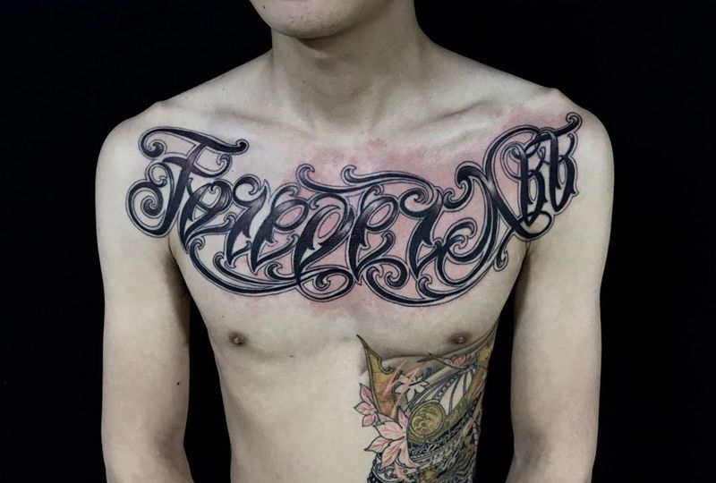 胸口花体英文纹身图片_胸部花体字纹身图案