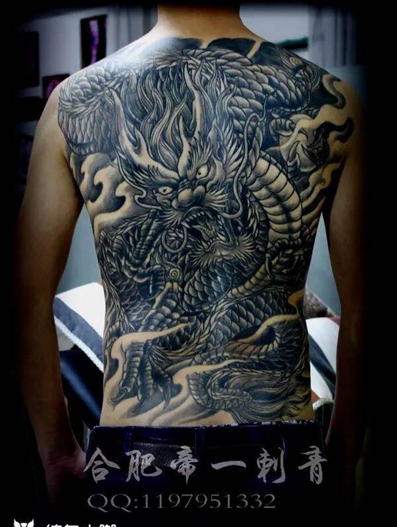 满背龙纹身图片