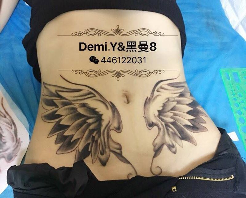 不羁的灵魂纹身图片_成品腹部欧美翅膀纹身图案