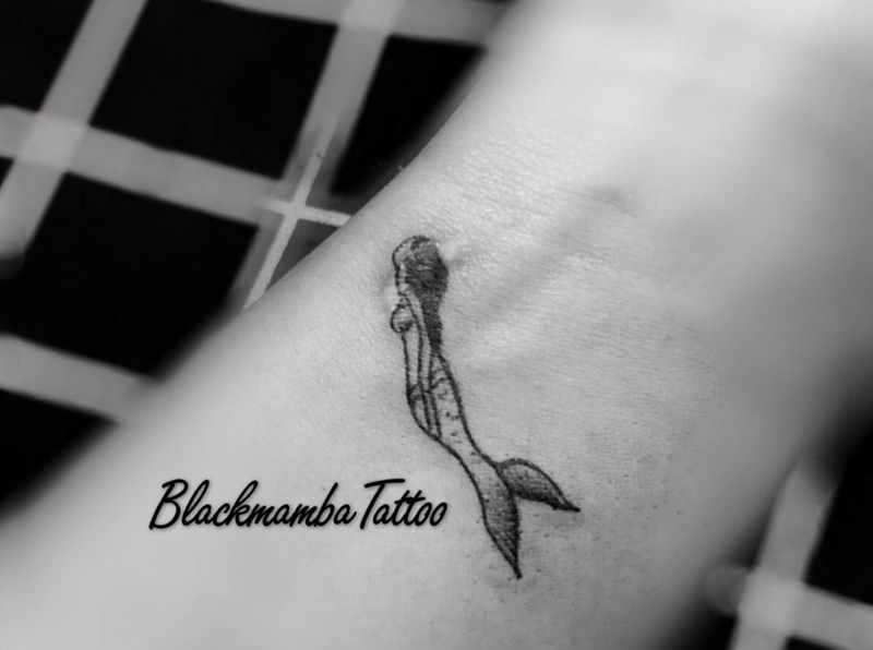 呼吸的人鱼纹身图片_手臂手部小清新美人鱼极简纹身图案