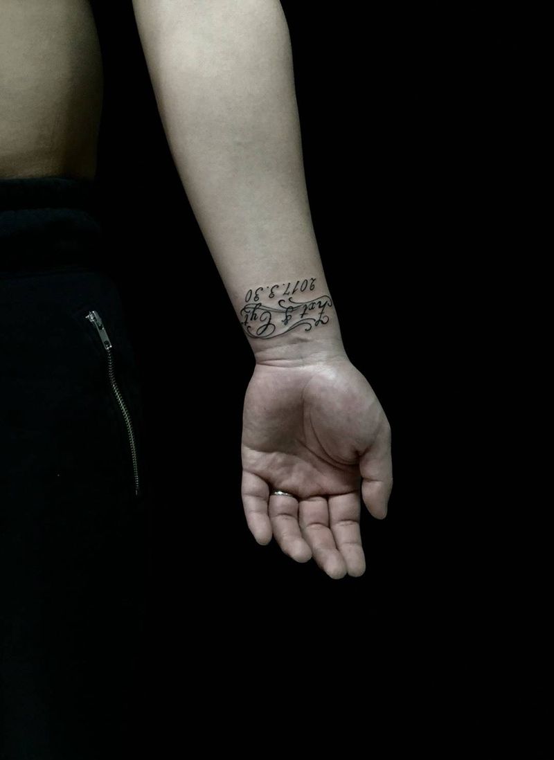 手腕花体英文纹身图片