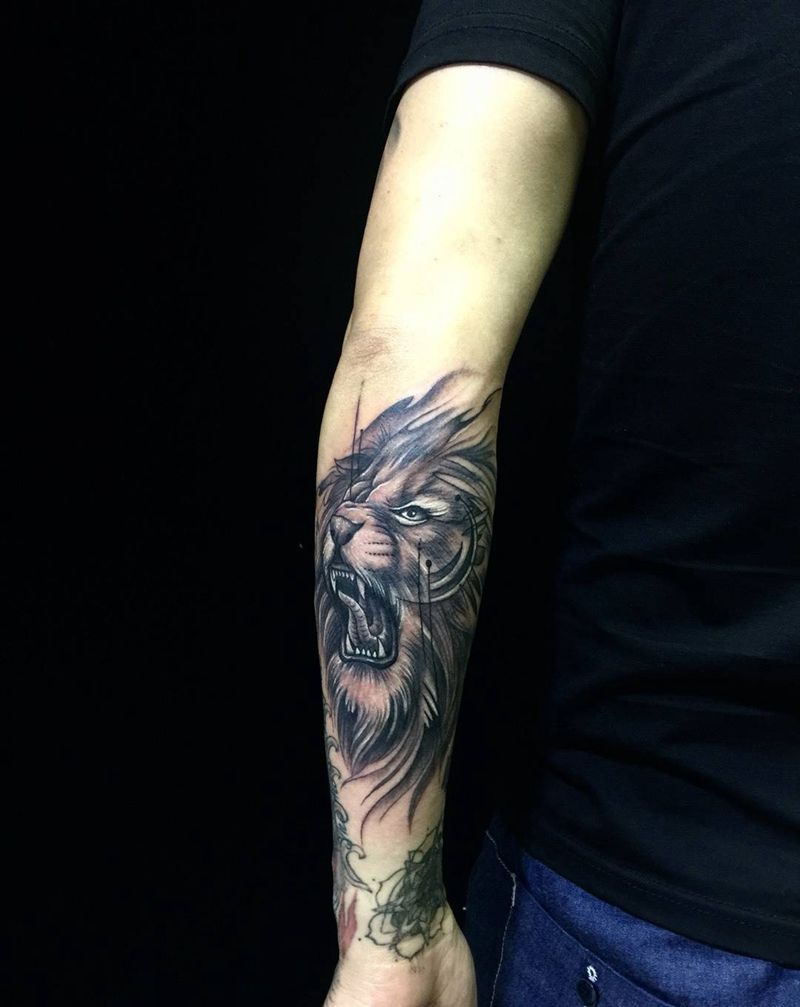 小手臂狮子添加纹身图片_成品手臂欧美动物几何狮子纹身图案