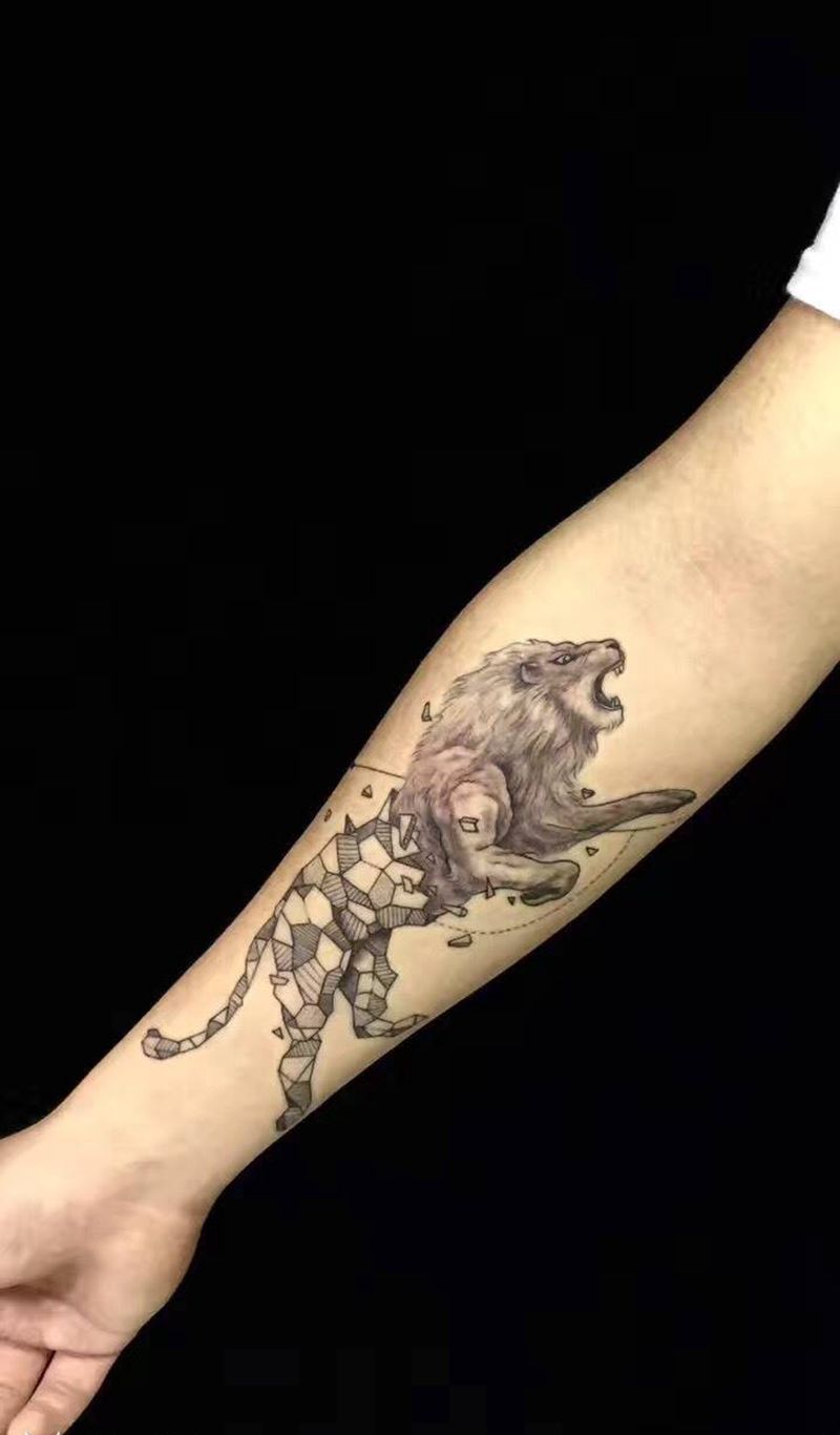 小手臂几何狮子纹身图片_成品手臂欧美几何动物狮子纹身图案