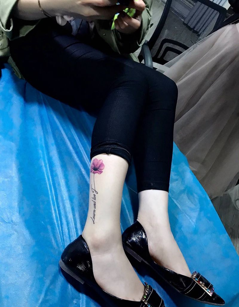 小腿虞美人英文纹身图片_成品腿部清新字符植物英文纹身图案