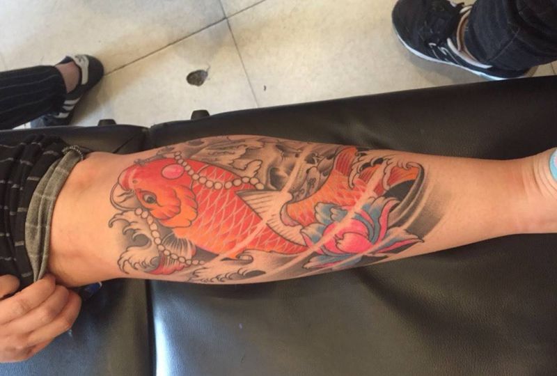 皮肤白，彩鲤一尾纹身图片_成品腿部传统动物植物纹身图案