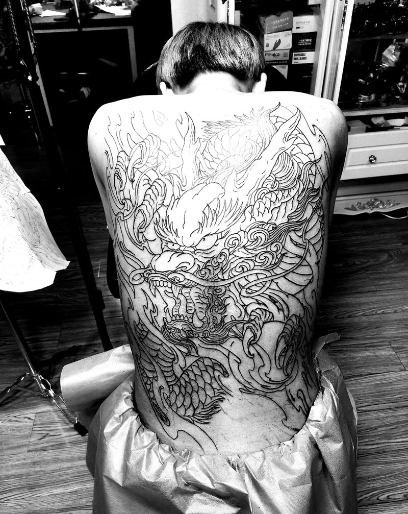 神龙满背纹身图片_背部新传统纹身图案