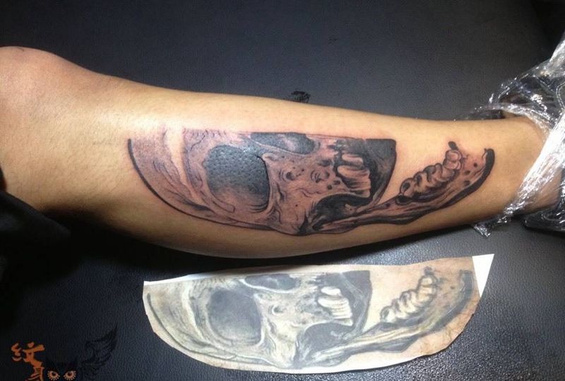 骷髅纹身图片_写实鬼神腿部欧美纹身图案