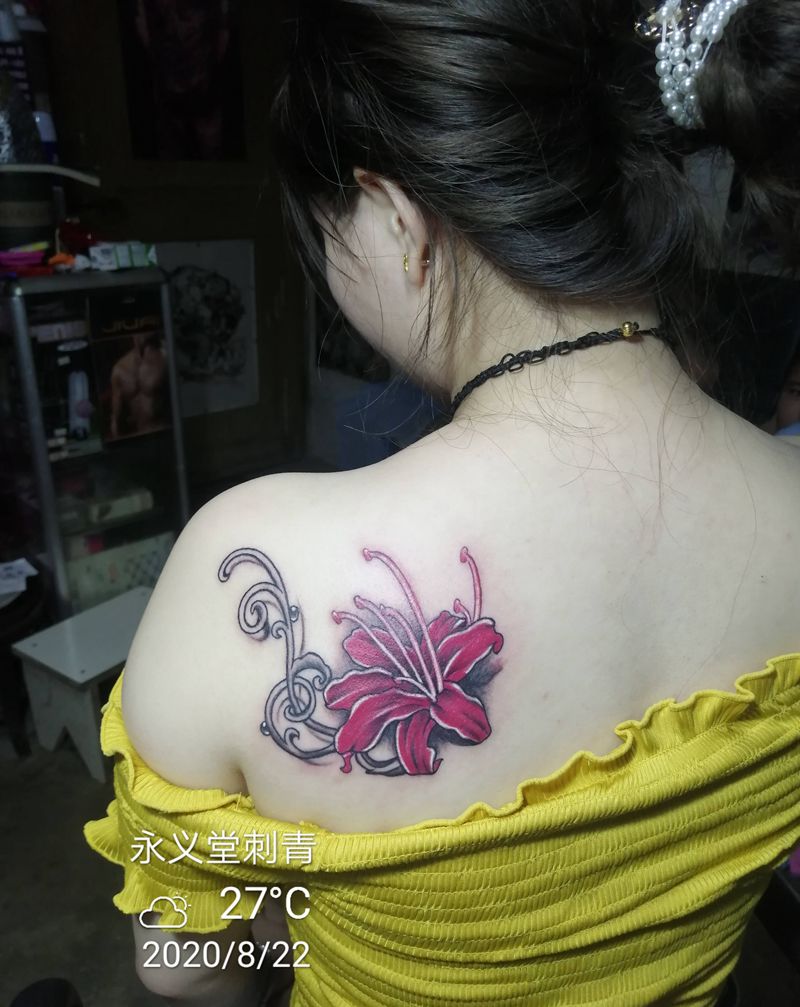 百合花纹身纹身图片_肩部胸部新传统老传统纹身图案