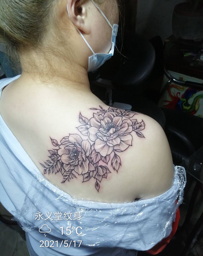 素花纹身图片_肩部胸部点刺水墨纹身图案