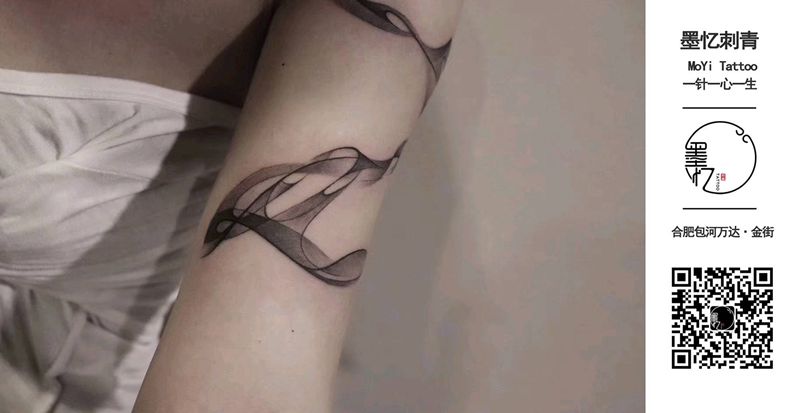 线纹身图片_胸部水墨纹身图案