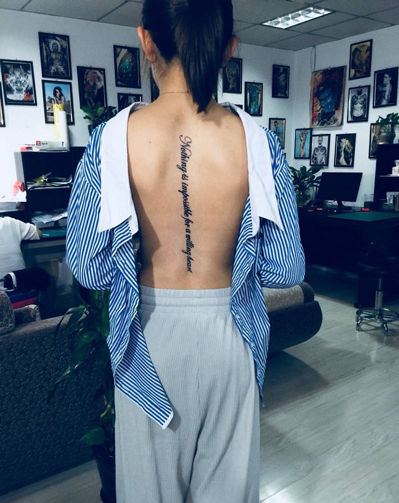 脊椎英文纹身图片_成品背部清新字符英文纹身图案