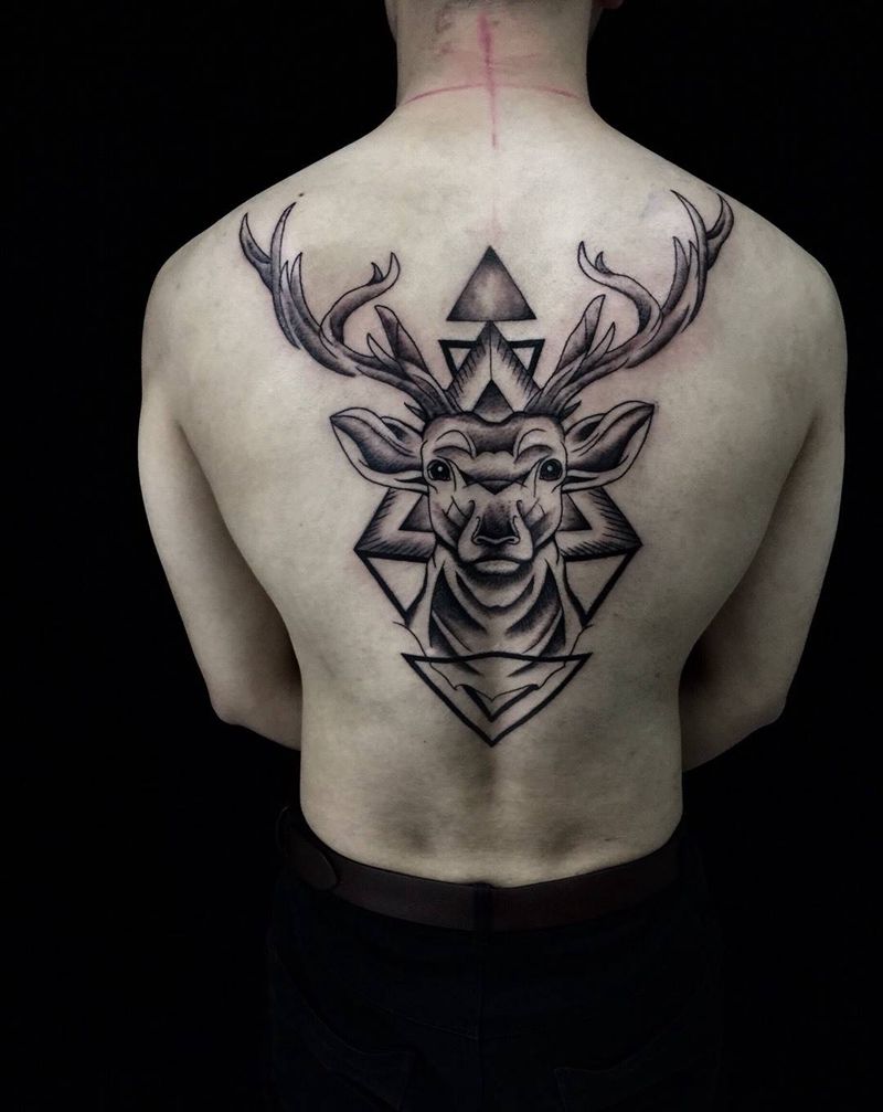 背部鹿黑灰立体纹身图片