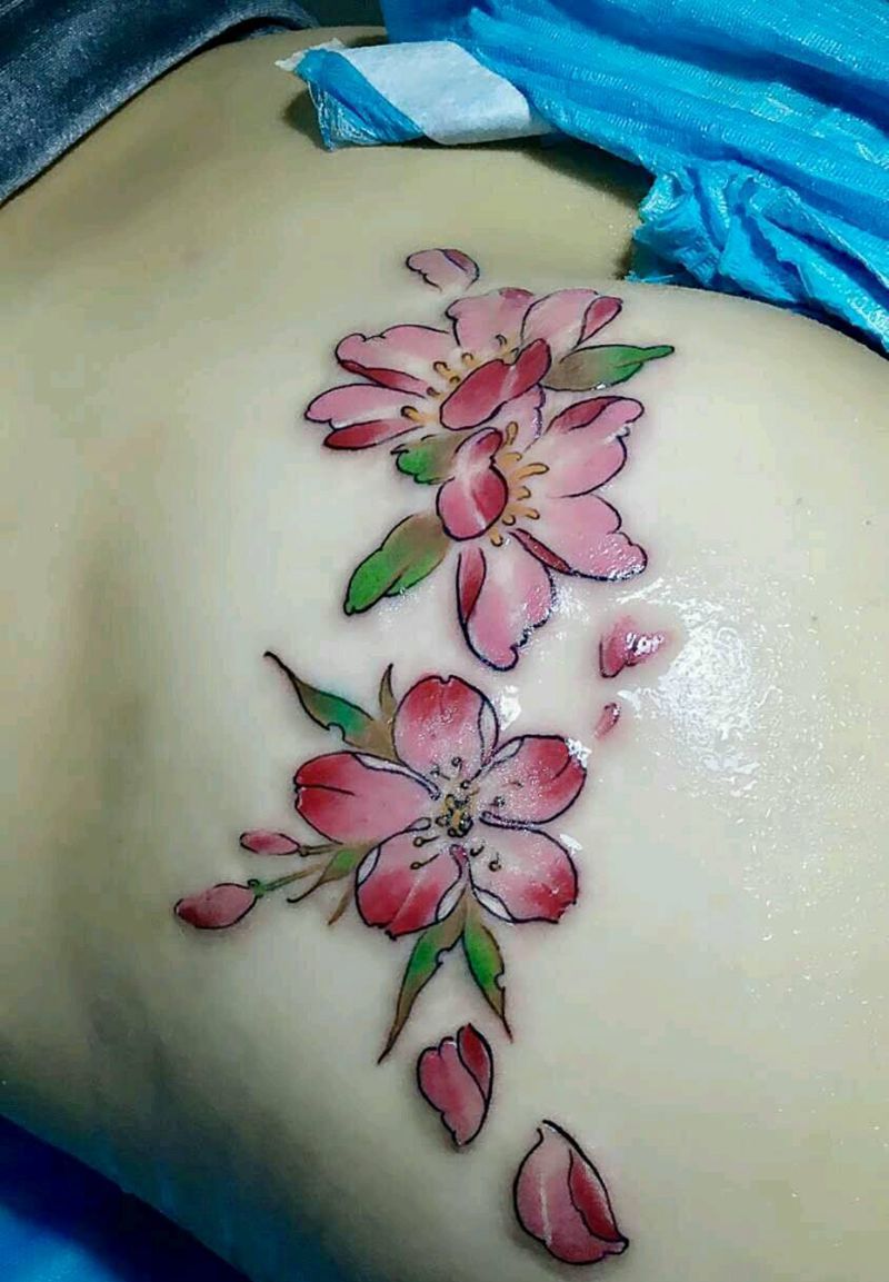 美女屁股疤痕遮盖纹身图片