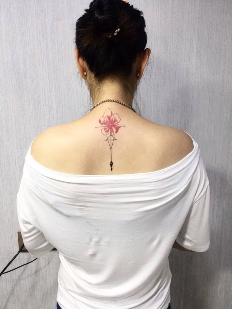 女生后背小图纹身图片_成品背部清新几何植物纹身图案