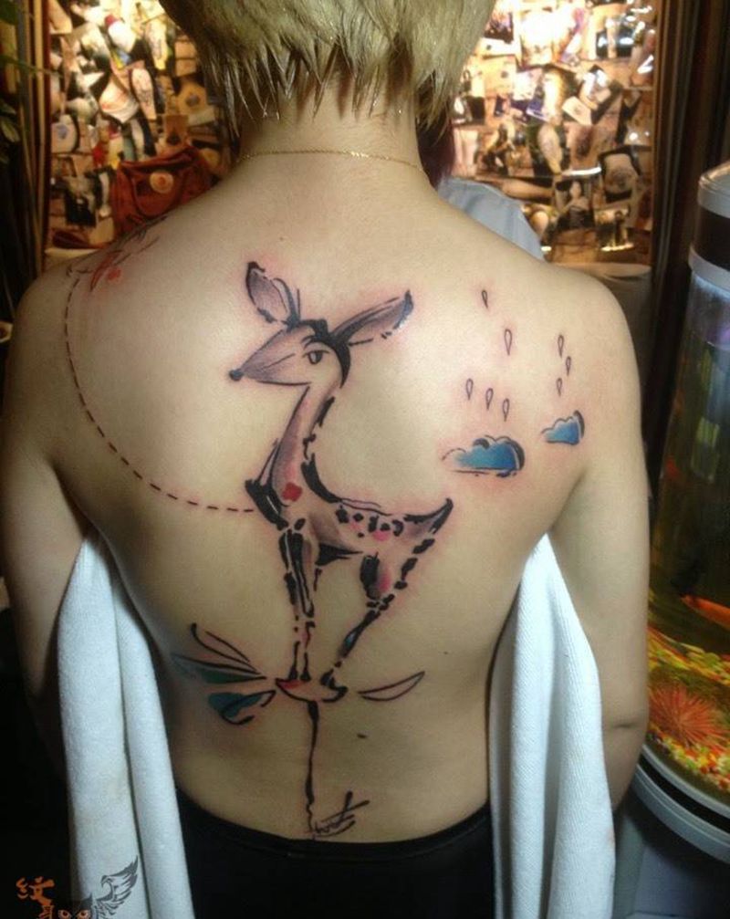 清新鹿纹身图片_清新欧美背部动物纹身图案
