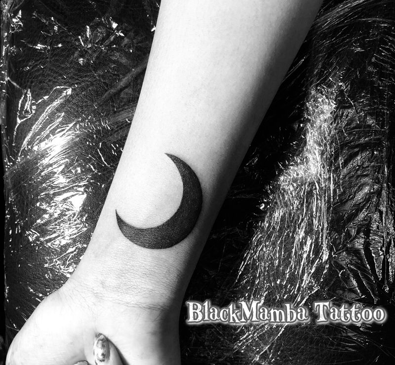 月亮纹身图片_手臂几何清新月亮纹身图案