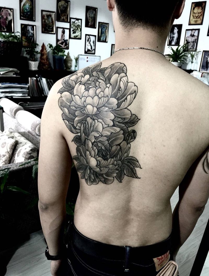 帅哥的少女心纹身图片_成品肩部传统植物纹身图案