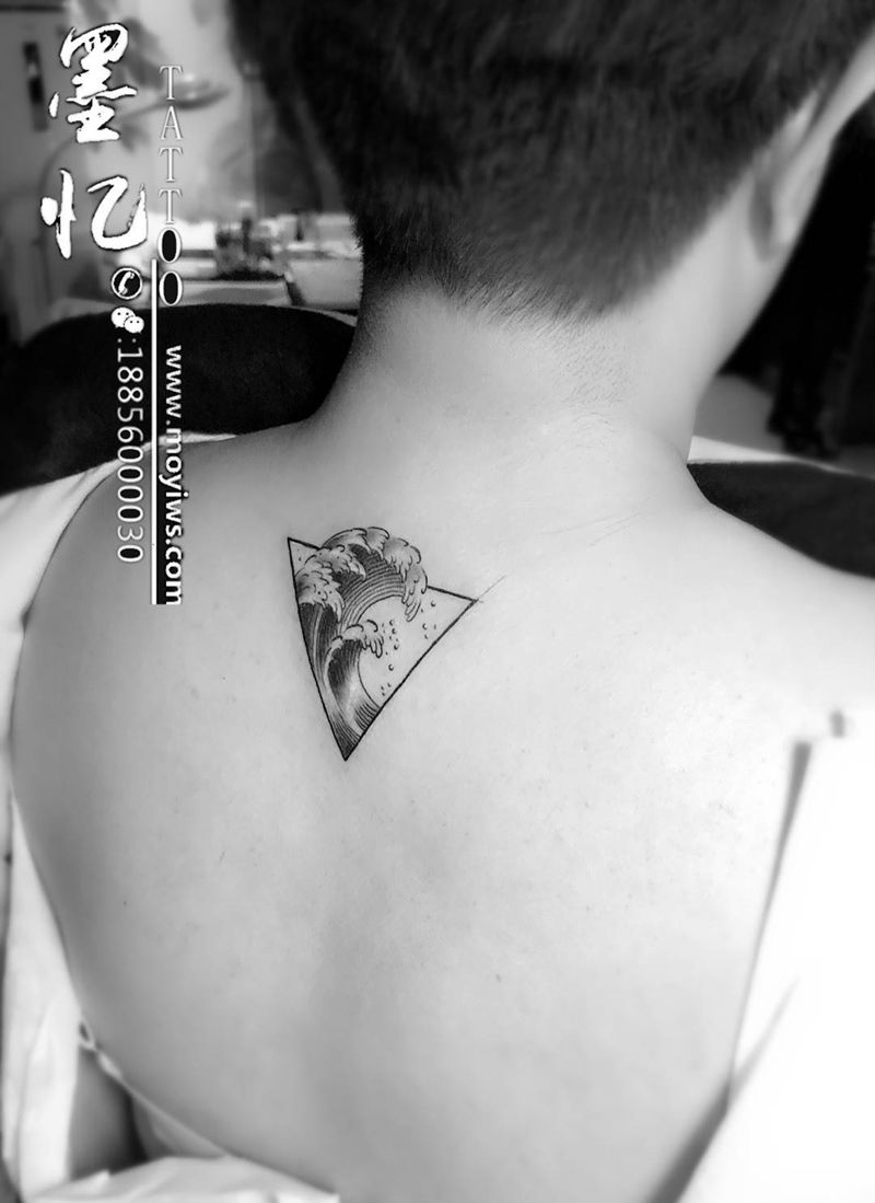 浮世绘水浪纹身图片_成品背部传统几何原创纹身图案