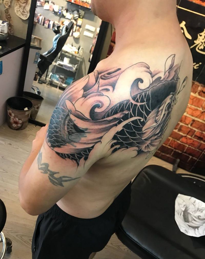 黑灰鲤鱼，遮盖作品纹身图片_肩部背部新传统鱼黑灰纹身图案
