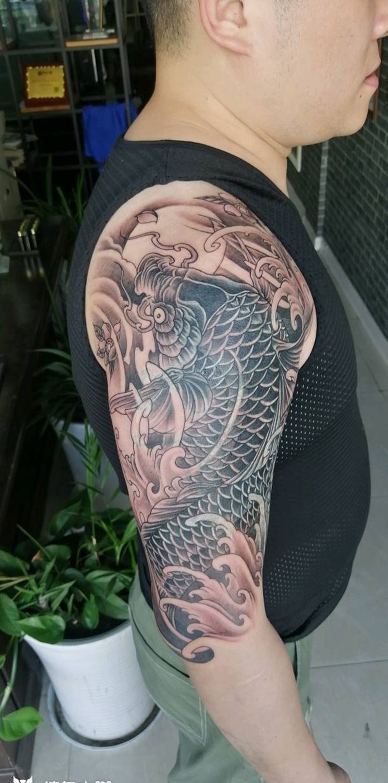 鲤鱼盖一个很大图腾龙纹身图片_手臂腿部老传统新传统纹身图案