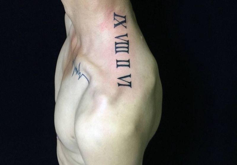 肩胛罗马数字纹身图片_成品颈部清新字符纹身图案