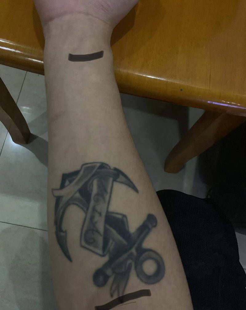 修改图纹身图片_手臂欧美写实New School指南针船锚修改遮盖纹身图案