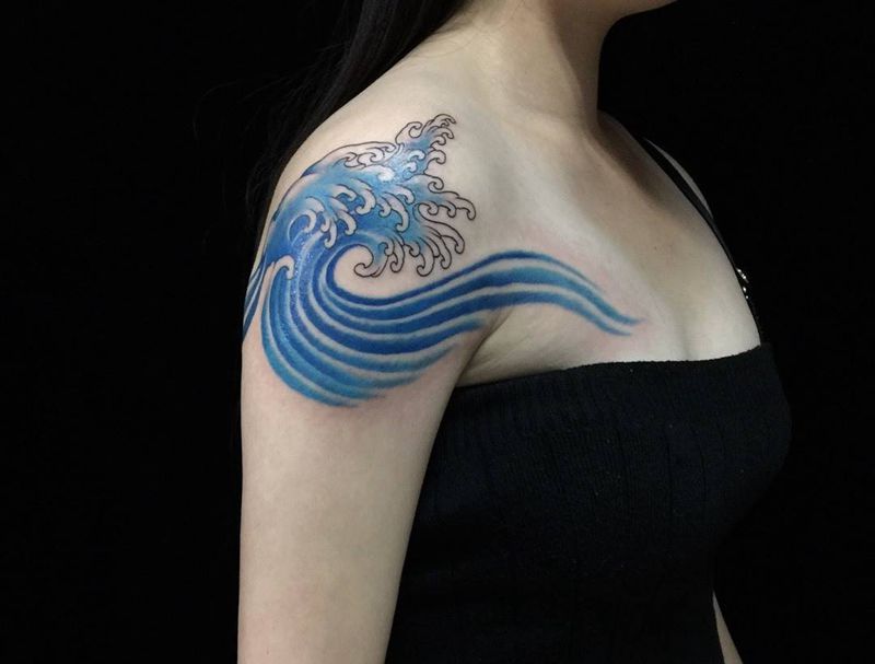 女生肩膀彩色水浪纹身图片_成品肩部清新静物纹身图案