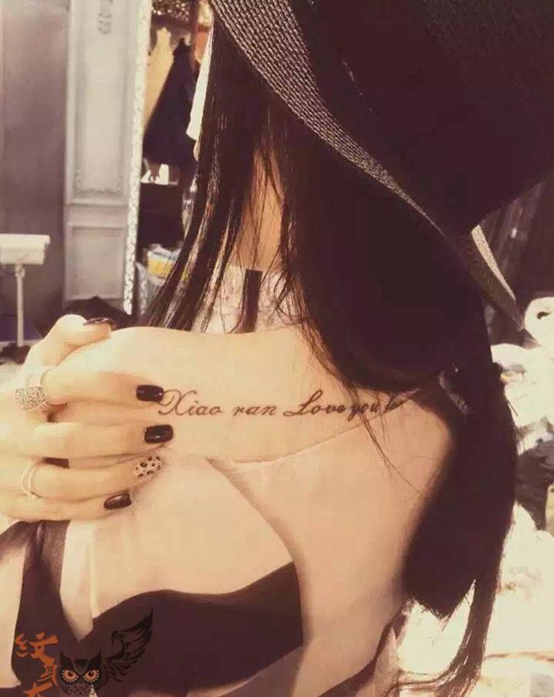 小字母纹身图片_清新原创胸部纹身图案