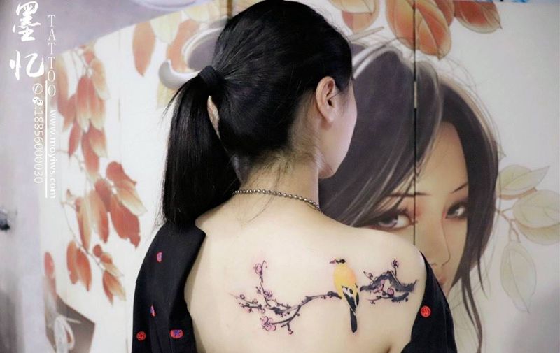 水墨黄莺鸟梅花图纹身图片