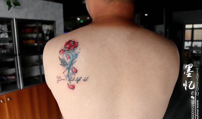 后背水彩玫瑰纹身图片
