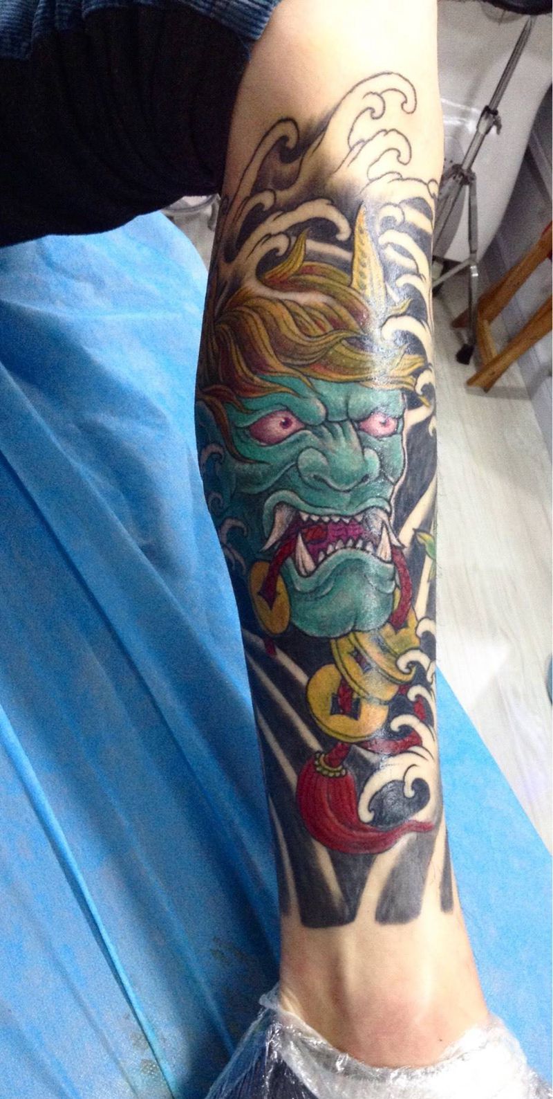 小腿彩色般若纹身图片_成品腿部传统鬼神般若纹身图案