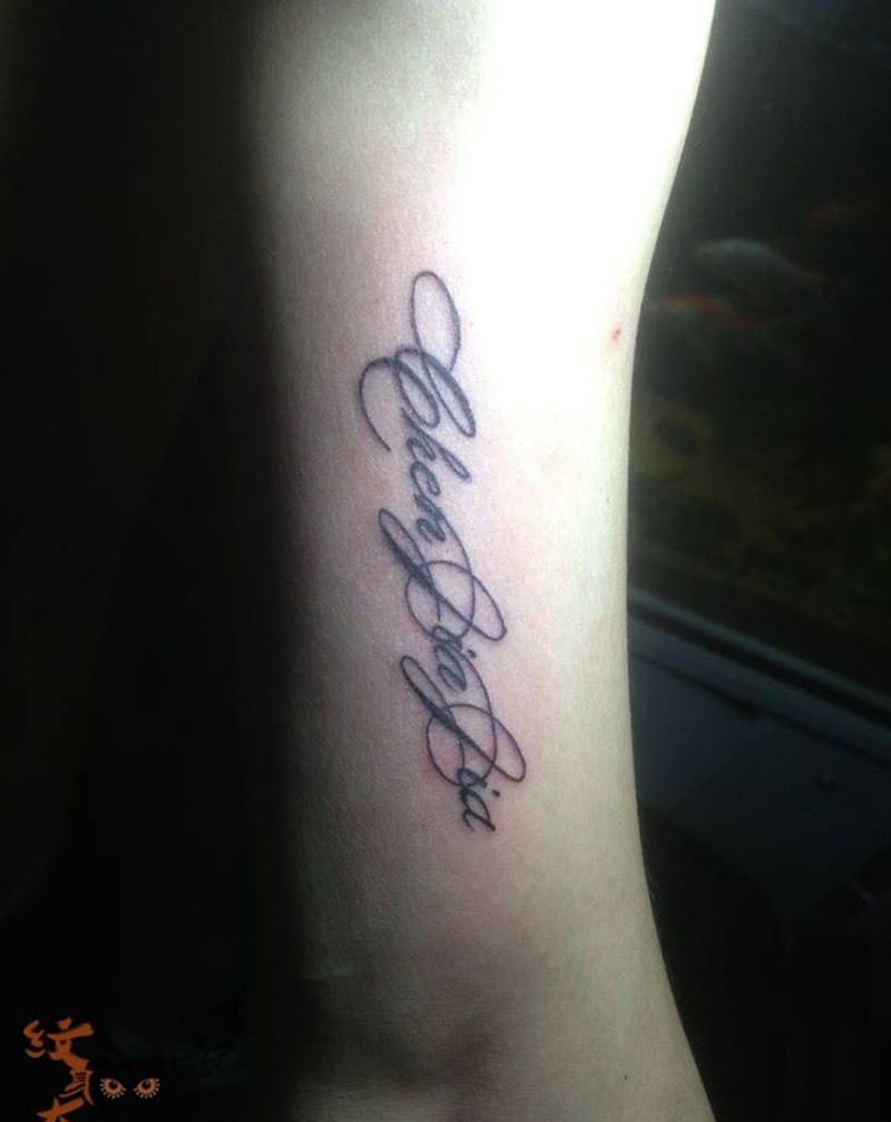 小字母纹身图片_清新手部纹身图案