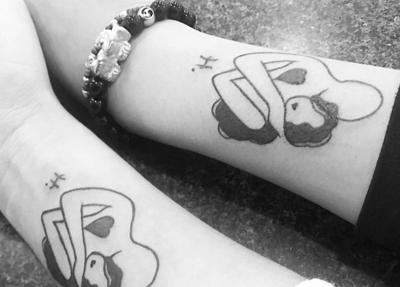 抱着你 永不分离呢纹身图片_成品手臂欧美写实人物图腾纹身图案