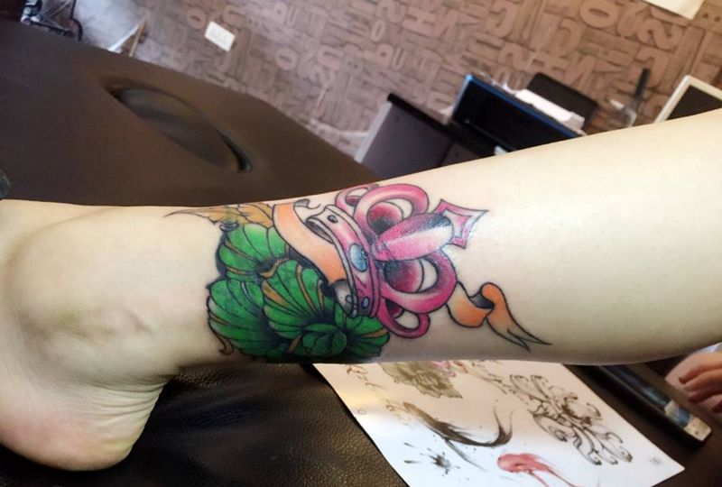 遮盖皇冠纹身图片_成品腿部欧美清新植物静物纹身图案