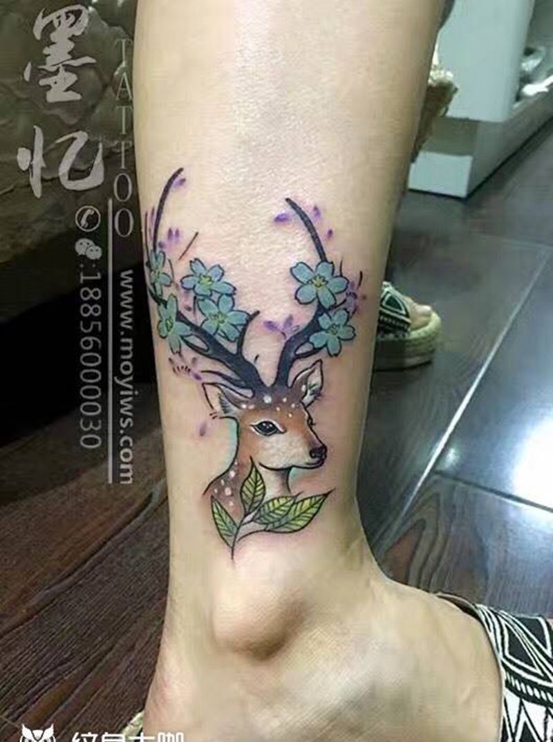 鹿纹身图片_动物写实传统腿部成品纹身图案