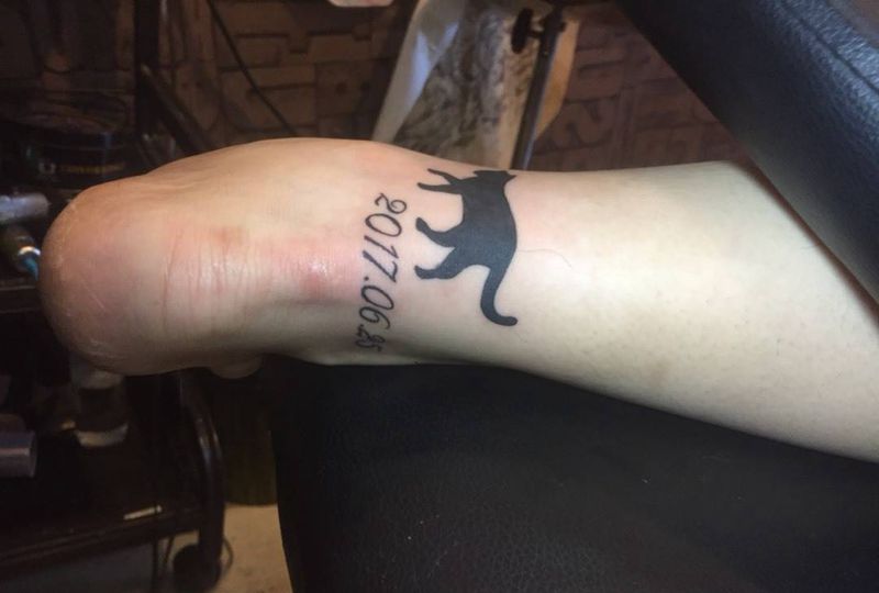 喵纹身图片_成品腿部欧美传统国画动物字符纹身图案