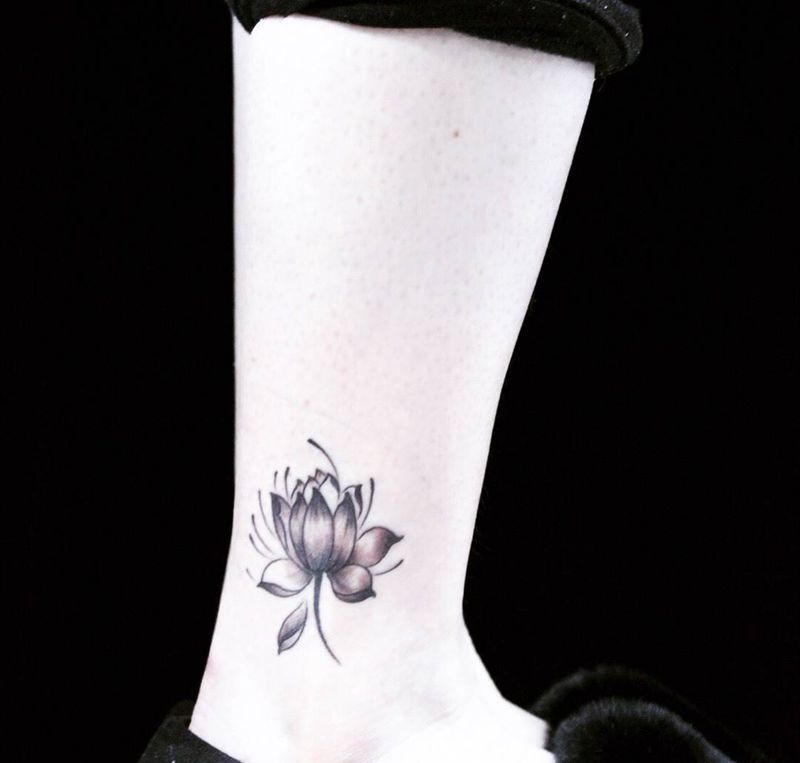 脚踝荷花纹身纹身图片_成品脚部腿部清新植物纹身图案