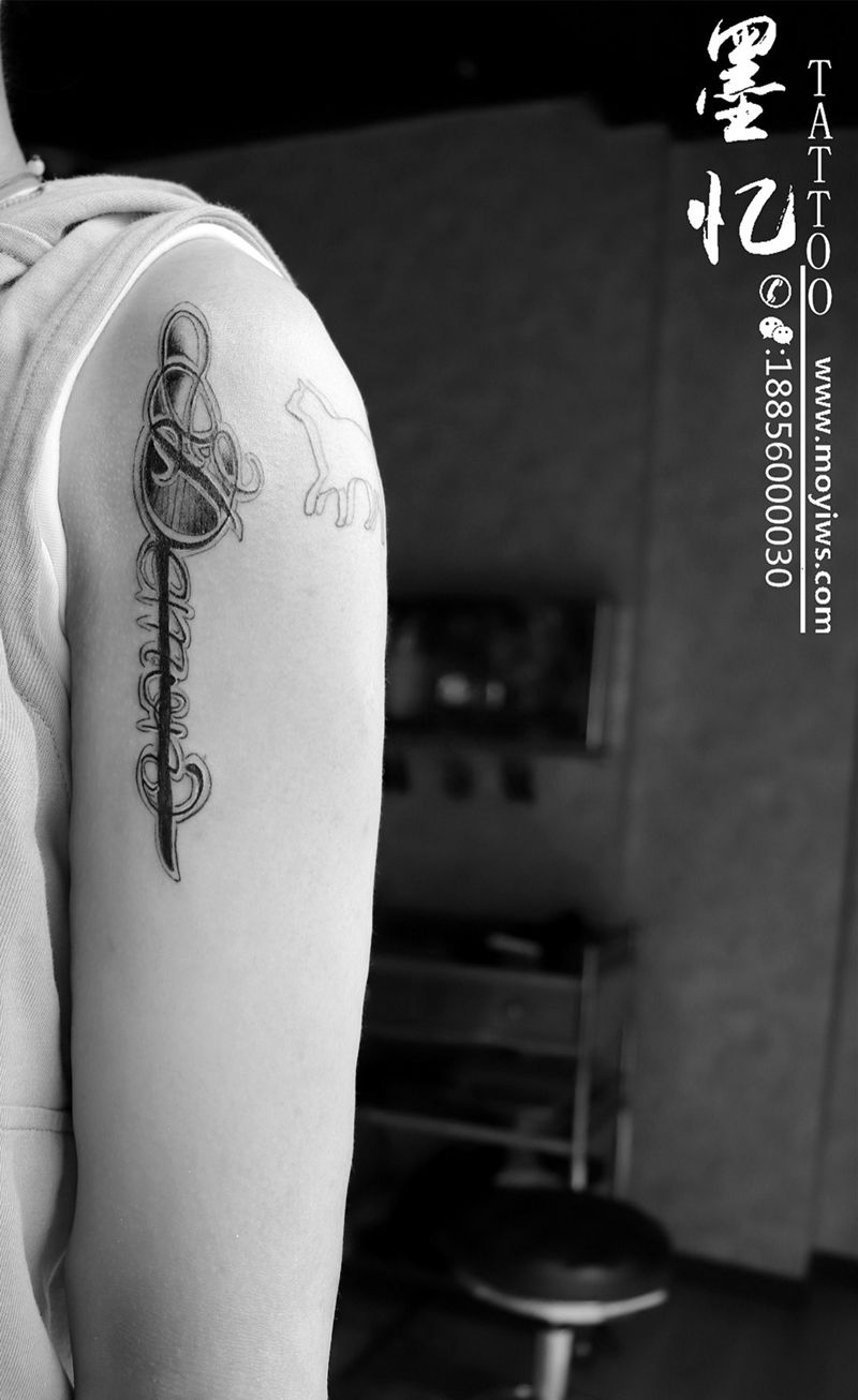 大臂内花体英文纹身图片