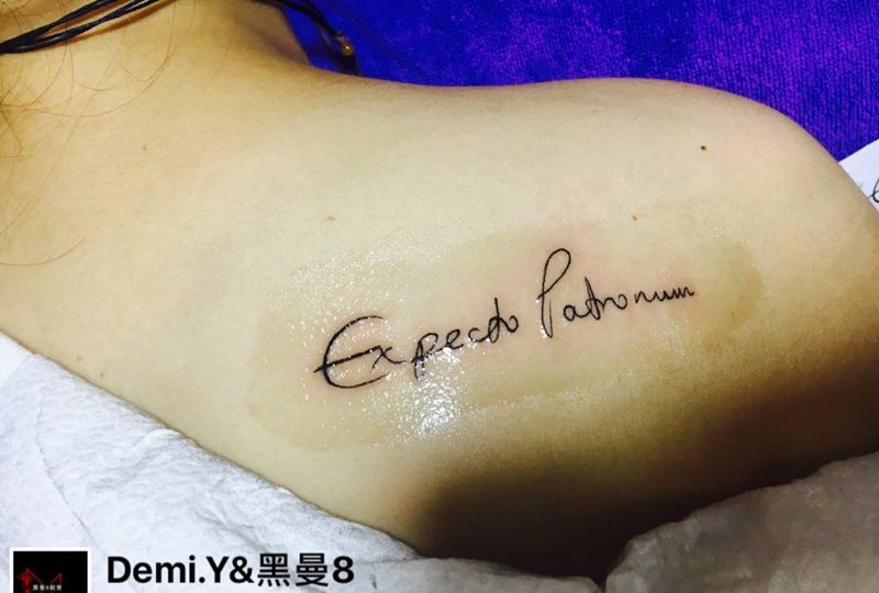 魔法咒语纹身图片_背部成品清新字符纹身图案