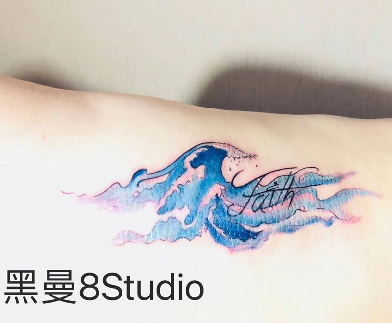 浪花纹身图片_腰部水彩水墨浪花清新纹身图案