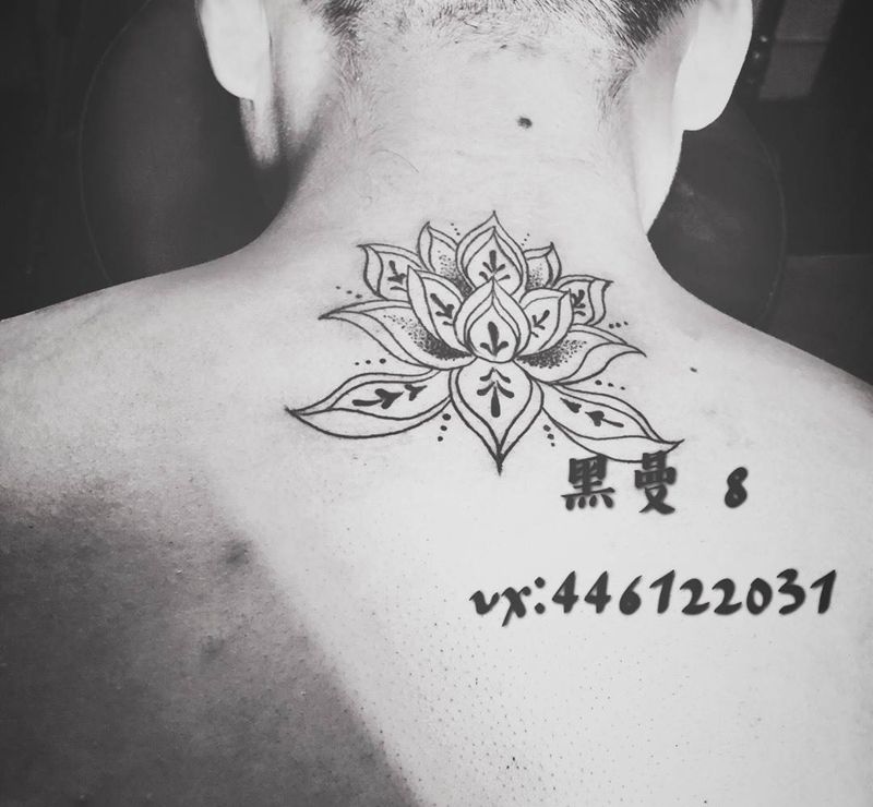 点刺莲花纹身图片_颈部点刺莲花纹身图案