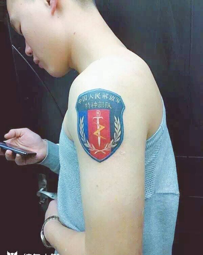 徽章小臂纹身图片