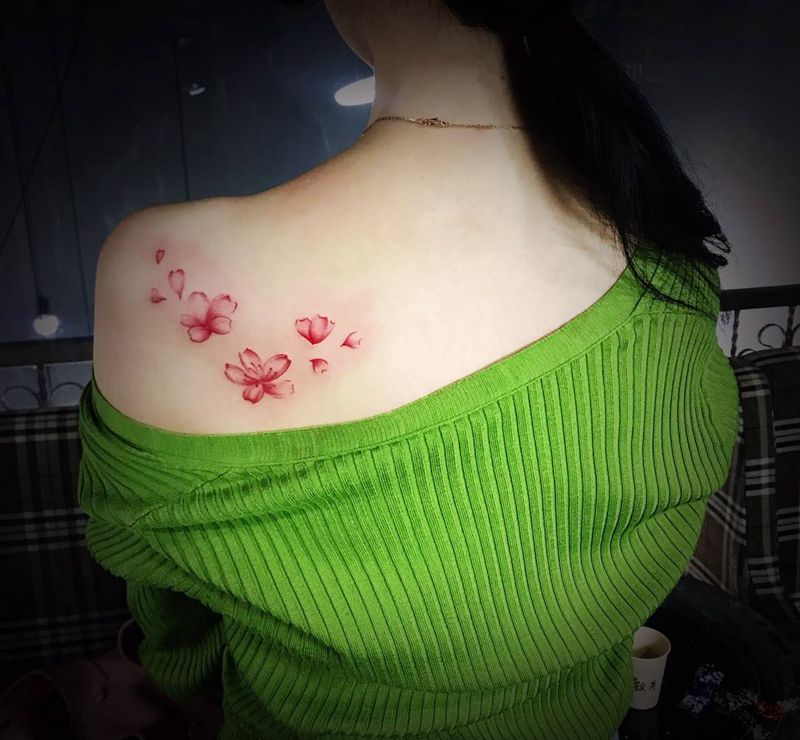 小小梅花纹身图片