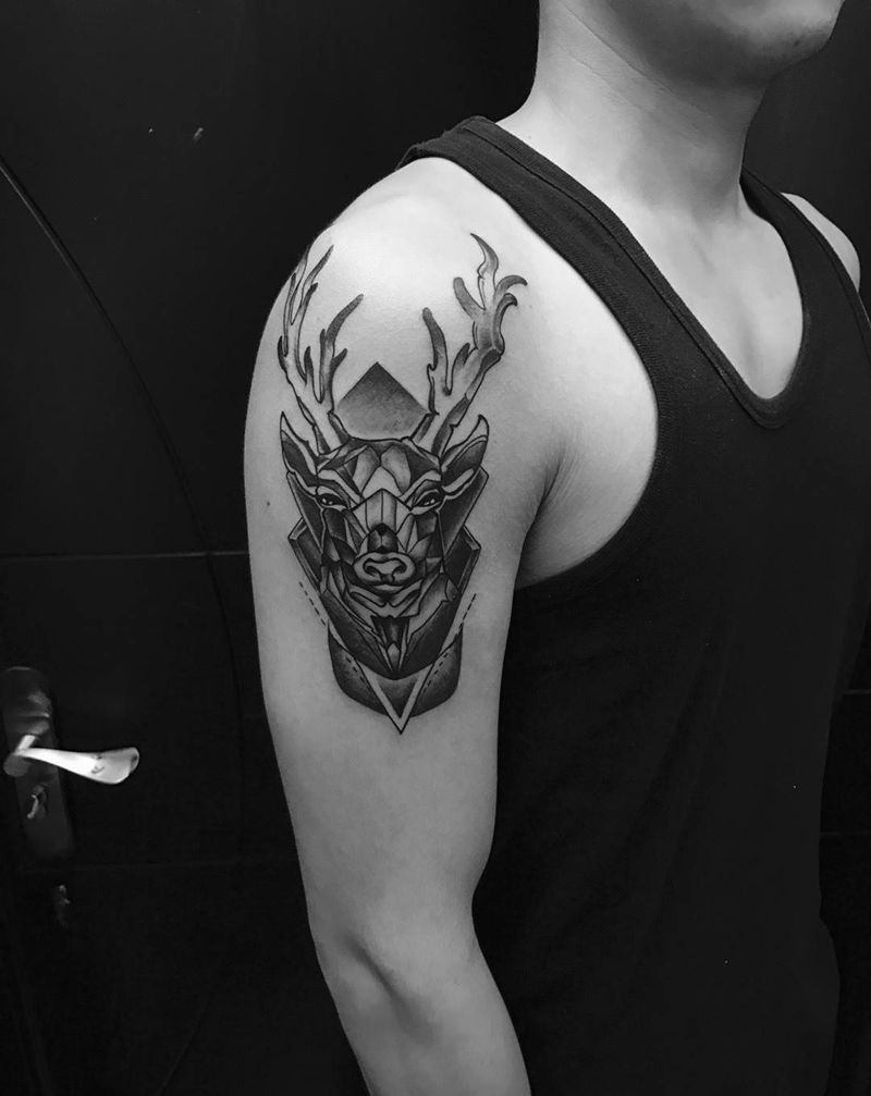 鹿纹身图片_成品臀部传统动物原创几何纹身图案