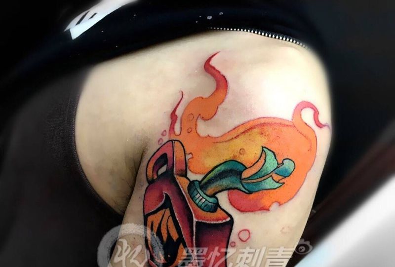 彩色油桶纹身图片_成品臀部传统静物纹身图案